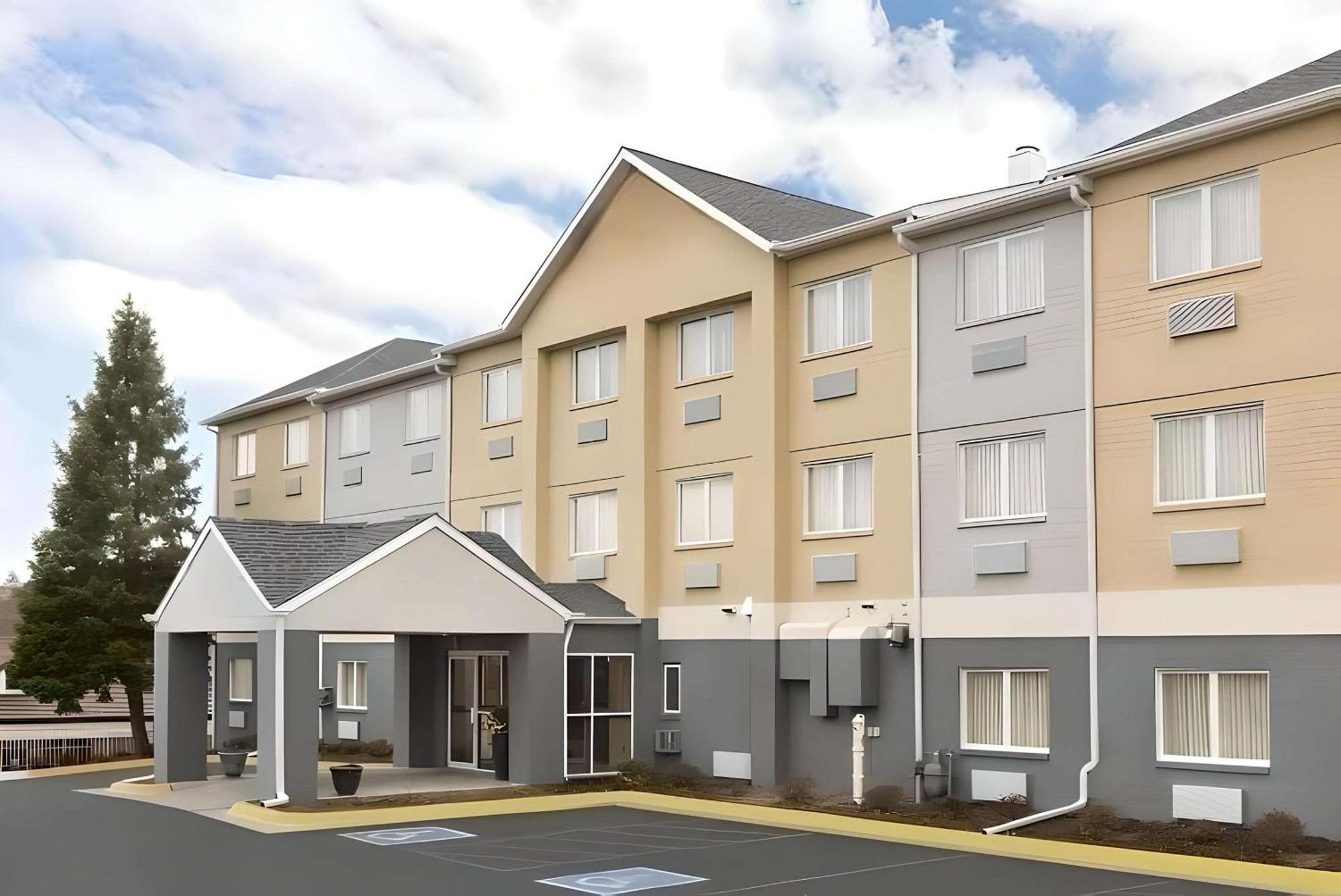 Dubuque Inn & Suites Exterior foto